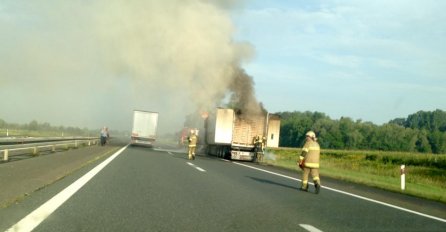 GORIO KAMION PUN VOĆA: Nije mu bilo spasa uprkos intervenciji vatrogasaca!