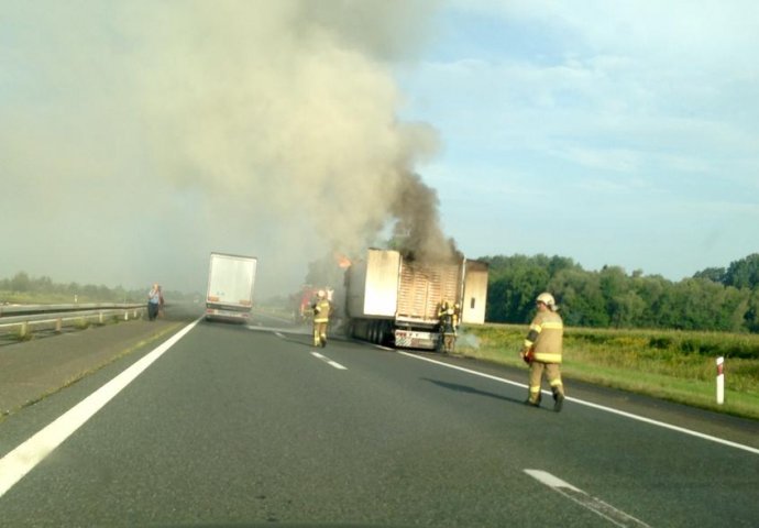 GORIO KAMION PUN VOĆA: Nije mu bilo spasa uprkos intervenciji vatrogasaca!