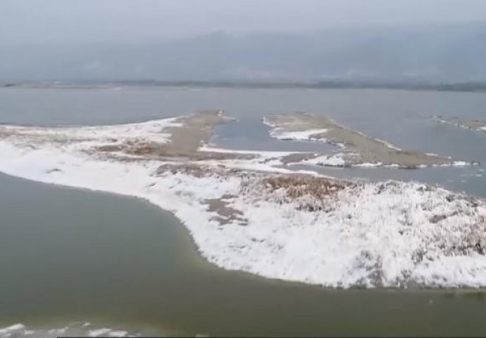 FENOMEN KOJI SE DESIO JEDNOM U HILJADU GODINA: Jezero prekrio bijeli pokrivač i to USRED LJETA!