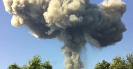  ZASTRAŠUJUĆI PRIZOR OBLAKA DIMA: Eksplozija u skladištu municije, u bolnici zadržano 27 osoba! (VIDEO)
