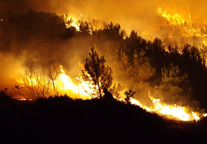VJETAR OTEŽAVA GAŠENJE: Aktivni požari na nepristupačnom terenu u Bileći