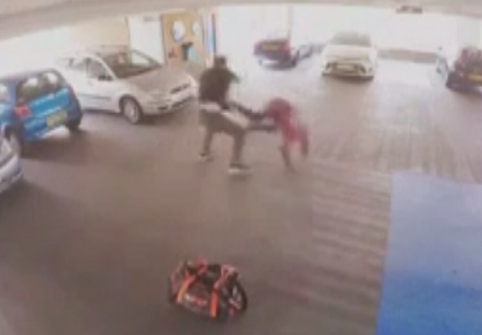 Htio je da provali u tuđi automobil ne znajući da je vlasnik MMA borac, pogledajte šta se dogodilo kada ga je zatekao u obijanju! (VIDEO)