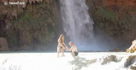 Odveo je djevojku u šumu i zaprosio je pokraj velikog vodopada, nije ni sanjao da će mu se dogoditi ovo! (VIDEO)
