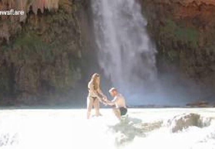 Odveo je djevojku u šumu i zaprosio je pokraj velikog vodopada, nije ni sanjao da će mu se dogoditi ovo! (VIDEO)