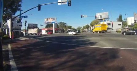 Bajker se zaustavio na semaforu i vozaču BMW-a rekao da ostavi mobitel dok vozi: Kada vidite šta mu je tip uradio, šokirat ćete se! (VIDEO)