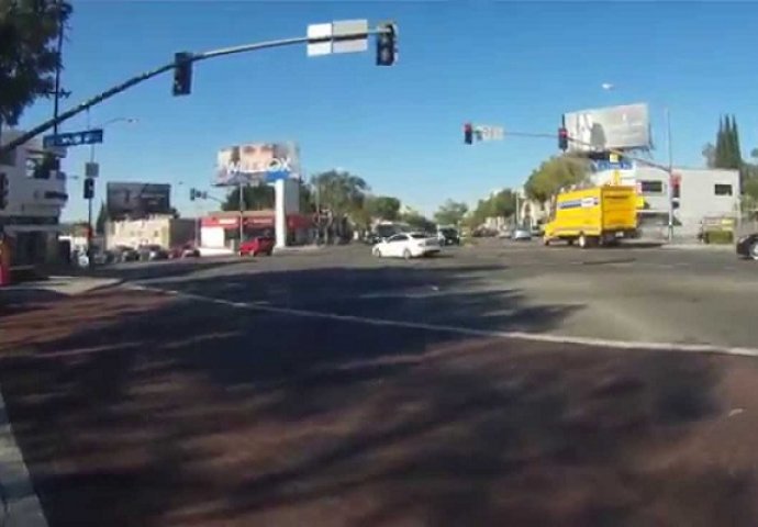 Bajker se zaustavio na semaforu i vozaču BMW-a rekao da ostavi mobitel dok vozi: Kada vidite šta mu je tip uradio, šokirat ćete se! (VIDEO)
