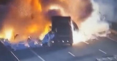 ZASTRAŠUJUĆI SUDAR: Dramatična eksplozija kombija na autoputu, kombi odletio u vazduh (VIDEO)