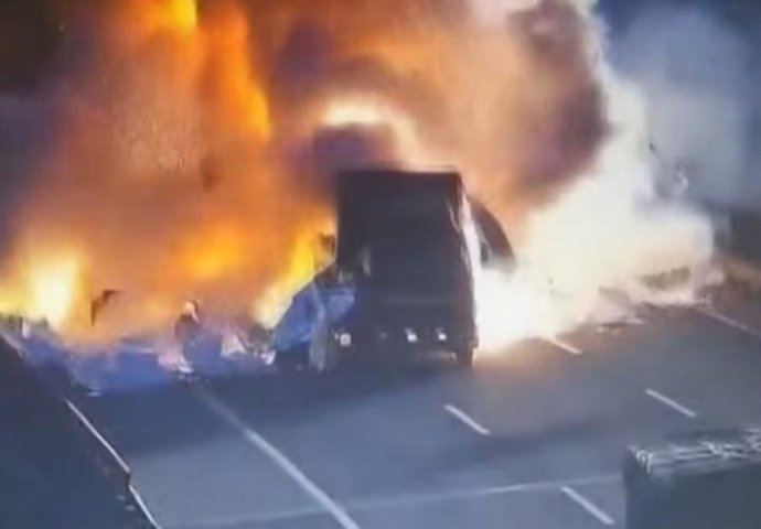ZASTRAŠUJUĆI SUDAR: Dramatična eksplozija kombija na autoputu, kombi odletio u vazduh (VIDEO)
