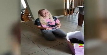 Roditelji su joj ostavili običnu kesu: Kada je zavirila u nju, momentalno se rasplakala! (VIDEO)
