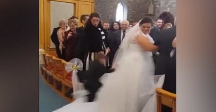 Bilo je to obično vjenčanje, a onda je jedan dječak uradio nešto i zaprepastio sve u crkvi (VIDEO)