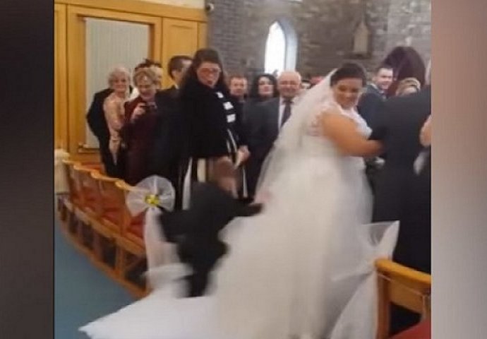 Bilo je to obično vjenčanje, a onda je jedan dječak uradio nešto i zaprepastio sve u crkvi (VIDEO)