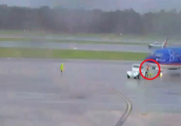 Ovaj radnik na aerodromu provjeravao je avion prije polijetanja, nije ni sanjao da će doživjeti najgori dan u životu! (VIDEO)