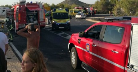 TRAGEDIJA: Vatrogasci vadili putnike iz auta JEDNA OSOBA POGINULA VIŠE OZLIJEĐENO