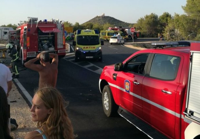 TRAGEDIJA: Vatrogasci vadili putnike iz auta JEDNA OSOBA POGINULA VIŠE OZLIJEĐENO
