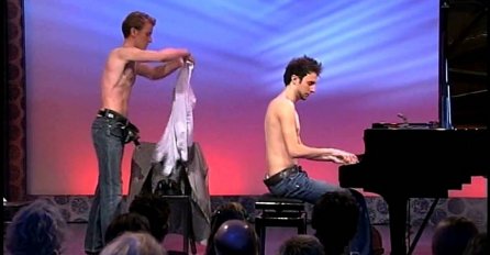 Svirali su klavir, a onda su odjednom počeli skidati svu odjeću i cijelu dvoranu ostavili bez teksta! (VIDEO)