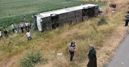 VELIKA TRAGEDIJA: AUTOBUS SLETIO S CESTE- Najmanje šest osoba poginulo, 36 povrijeđeno!