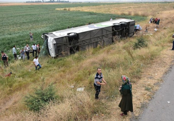 VELIKA TRAGEDIJA: AUTOBUS SLETIO S CESTE- Najmanje šest osoba poginulo, 36 povrijeđeno!