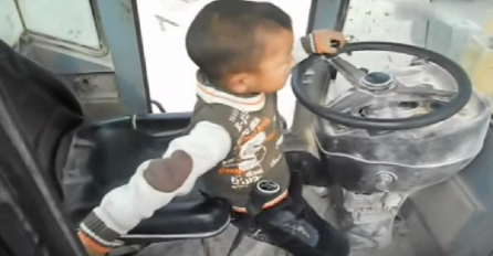 Pogledajte kako ovo dijete vozi bager, šta će tek raditi kada poraste! (VIDEO)