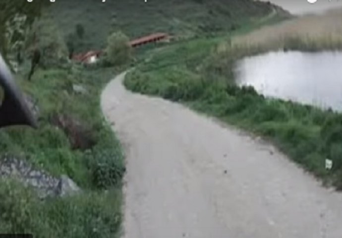 Vozio se na biciklu pustom stazom a onda doživio šok: Kada vidite šta se dogodilo ovom čovjeku, uhvatit ćete se za glavu! (VIDEO)