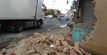 TEŠKA SAOBRAĆAJNA NESREĆA: Šleperom se zabio u kuću, nije puno ostalo od nje (FOTO)