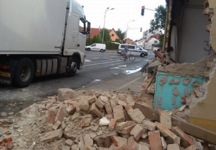 TEŠKA SAOBRAĆAJNA NESREĆA: Šleperom se zabio u kuću, nije puno ostalo od nje (FOTO)