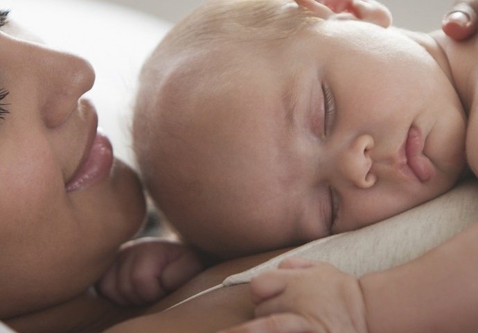 STRUČNJACI UPOZORAVAJU: Roditelji NE USPAVLJUJTE vaše bebe na grudima!