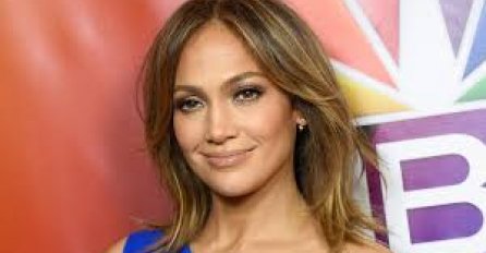 GAZI PEDESETU DECENIJU I IZGLEDA BOLJE NEGO IKAD:  Jennifer Lopez izbacila grudi i srušila Instagram. (FOTO)