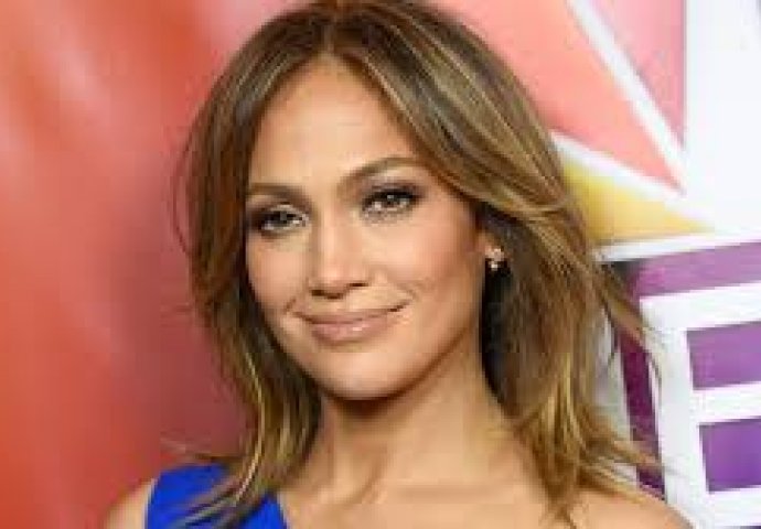 GAZI PEDESETU DECENIJU I IZGLEDA BOLJE NEGO IKAD:  Jennifer Lopez izbacila grudi i srušila Instagram. (FOTO)