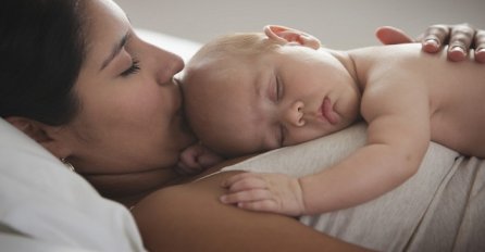 Roditelji koji uspavljuju bebe na grudima prave fatalnu grešku