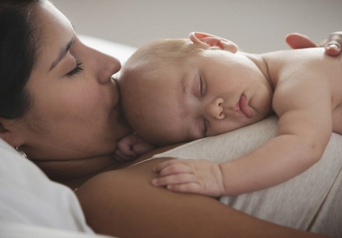 Roditelji koji uspavljuju bebe na grudima prave fatalnu grešku