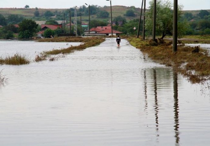 HAOS U NAJAVI ZBOG VELIKOG PLJUSKA: Izdato upozorenje na poplave 