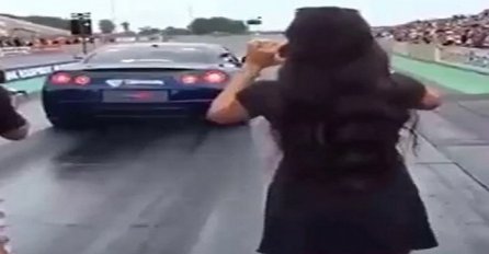 Zgodna crnka snimala trku automobila: Kada je vozač bijesnog Nissana stisnuo gas, svi su vidjeli šta se krije ispod haljinice! (VIDEO)