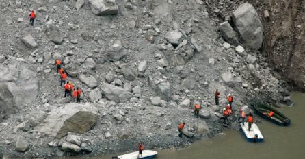 NAKON OBILNIH PADAVINA POKRENULA SE ZEMLJA: U odronima poginulo  23 ljudi