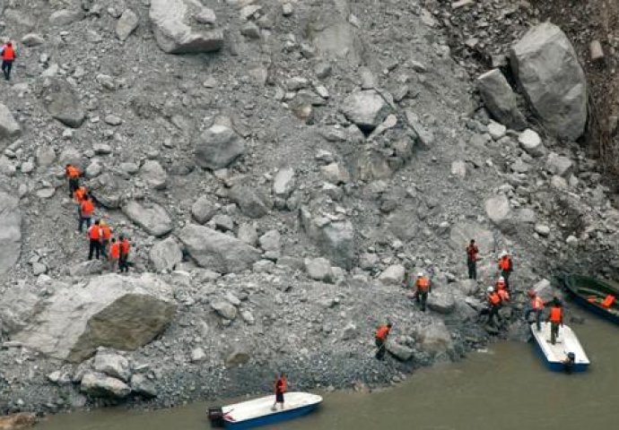 NAKON OBILNIH PADAVINA POKRENULA SE ZEMLJA: U odronima poginulo  23 ljudi