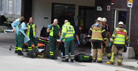 AUTOMOBIL SE ZALETIO U MASU ISPRED BOLNICE: Troje pješaka povrijeđeno (FOTO)