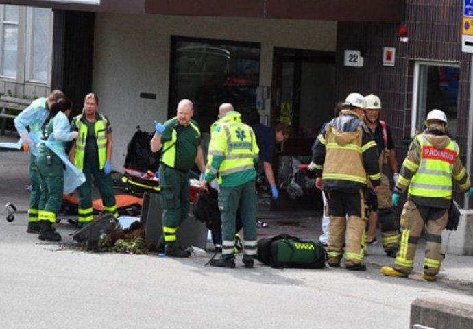 AUTOMOBIL SE ZALETIO U MASU ISPRED BOLNICE: Troje pješaka povrijeđeno (FOTO)