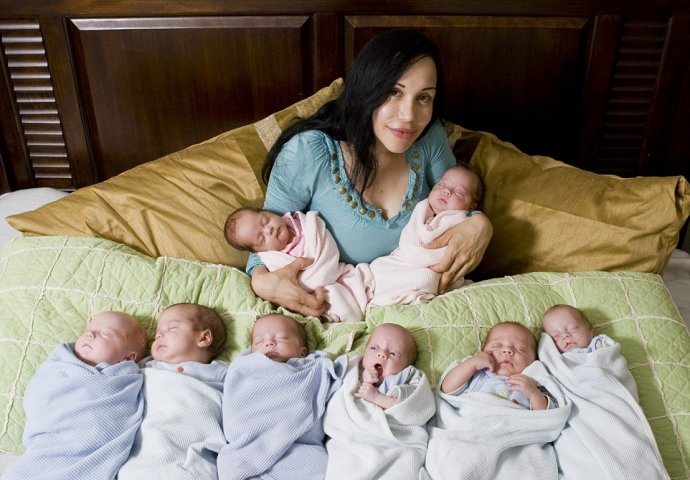 SJEĆATE LI SE OKTOMAME? Prije osam godina na svijet je donijela osmorke, a danas živi skroz drugačijim životom! (FOTO)