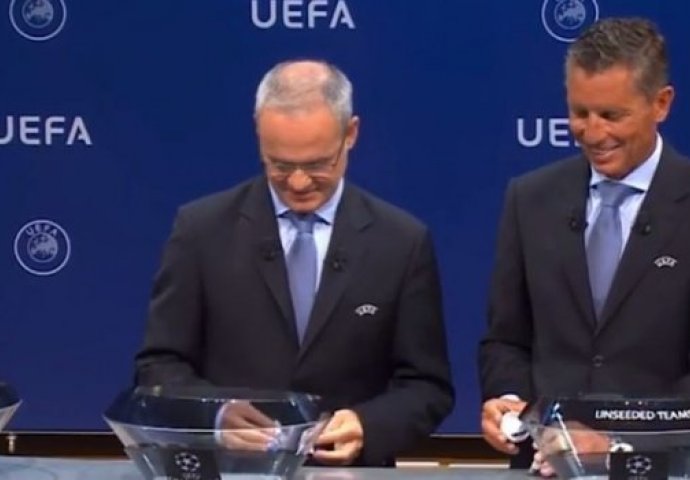 SKANDAL NA IZVLAČENJU ZA LIGU ŠAMPIONA: Čelnik UEFA izvukao dva papirića iz kuglice, a onda jedan diskretno bacio na pod (VIDEO)