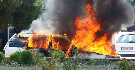 HOROR: Automobil  se zapalio u toku vožnje i potpuno izgorio!