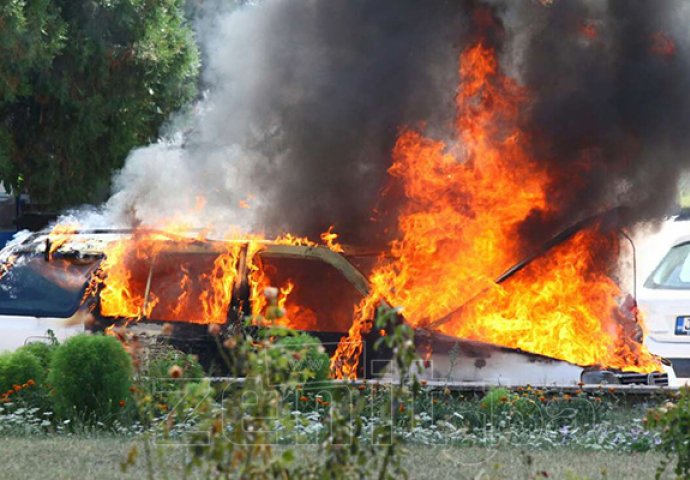 HOROR: Automobil  se zapalio u toku vožnje i potpuno izgorio!