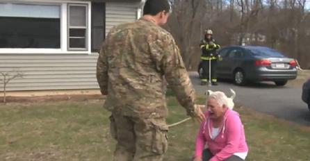 Prišao joj je vojnik u uniformi, a ona je samo pala na zemlju, sva u suzama... (VIDEO)