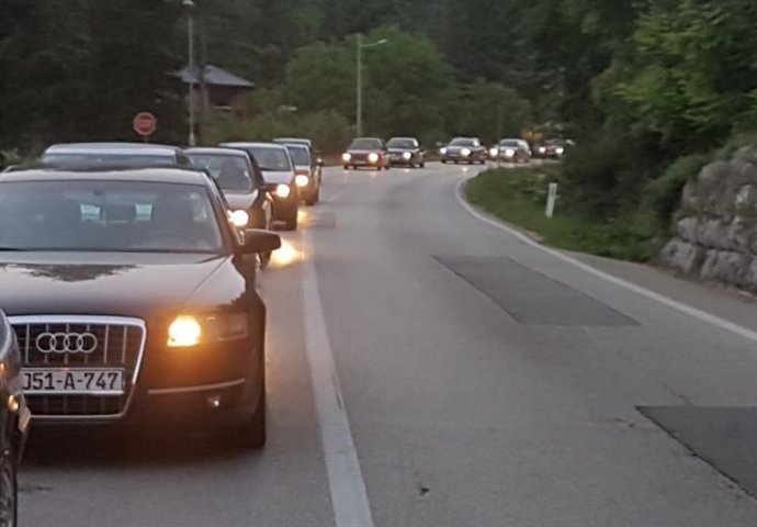 Nesreća na putu Srednje-Nišići, saobraćaj obustavljen