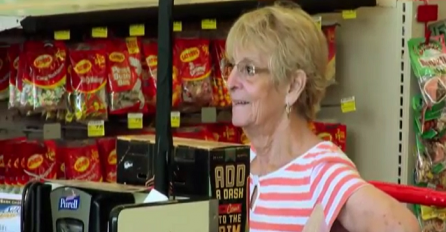 Ono što su skrivene kamere uhvatile da radi ova starica u prodavnici, ostavit će vas bez riječi (VIDEO)