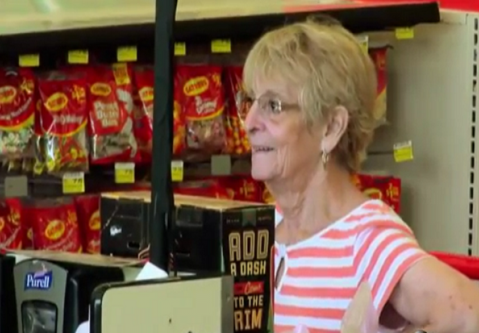 Ono što su skrivene kamere uhvatile da radi ova starica u prodavnici, ostavit će vas bez riječi (VIDEO)