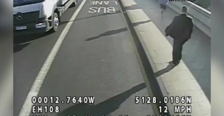 UZNEMIRUJUĆI  VIDEO: Gurnuo pješakinju pred autobus i nastavio kao da se ništa nije bilo!