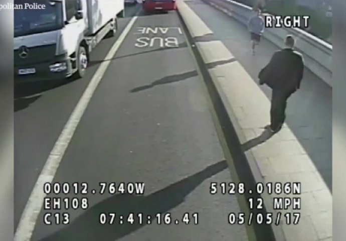 UZNEMIRUJUĆI  VIDEO: Gurnuo pješakinju pred autobus i nastavio kao da se ništa nije bilo!