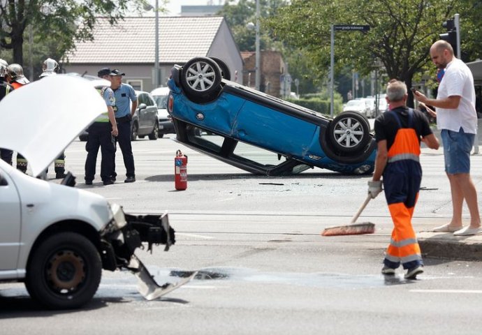TEŠKA NESREĆA, IMA OZLIJEĐENIH: Mini završio na krovu, krivac vozač koji je prošao kroz crveno!?