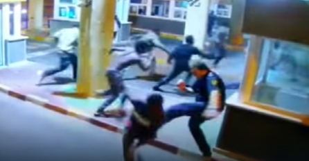 JEZIV SNIMAK: Graničar pokušao zaustaviti migranta nogom: Uslijedila je NEZAMISLIVA BOL (VIDEO)