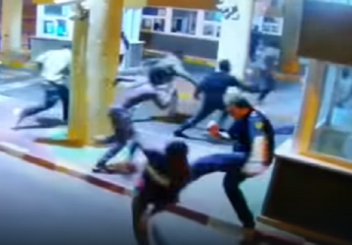 JEZIV SNIMAK: Graničar pokušao zaustaviti migranta nogom: Uslijedila je NEZAMISLIVA BOL (VIDEO)