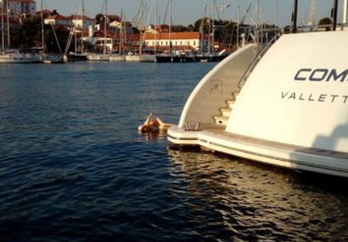 Sigurno je izmamila osmjehe prolaznika - Većina njih je i zastalo fotografisati LUTKU NA NAPUHAVANJE!